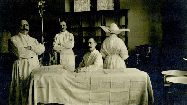 dr. Lauringer János (balra) a kőszegi kórház orvosa két katonaorvossal operációra készül. 1914.