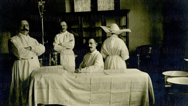 dr. Lauringer Jnos (balra) a kszegi krhz orvosa kt katonaorvossal opercira kszl. 1914.